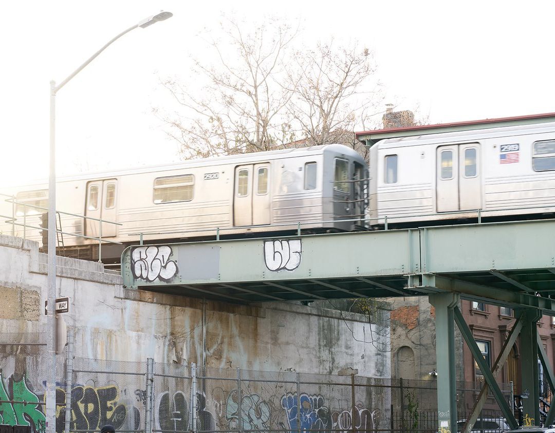El tren del metro que atraviesa el puente de la ciudad