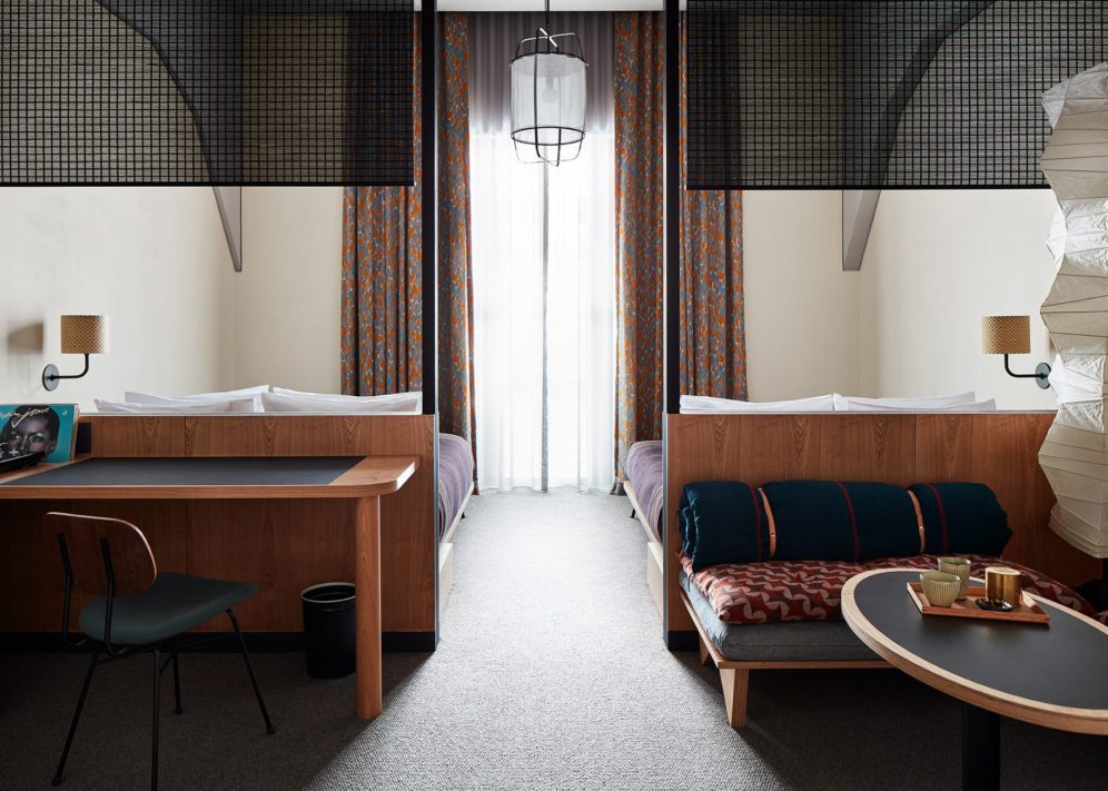 habitación del hotel con dos camas individuales
