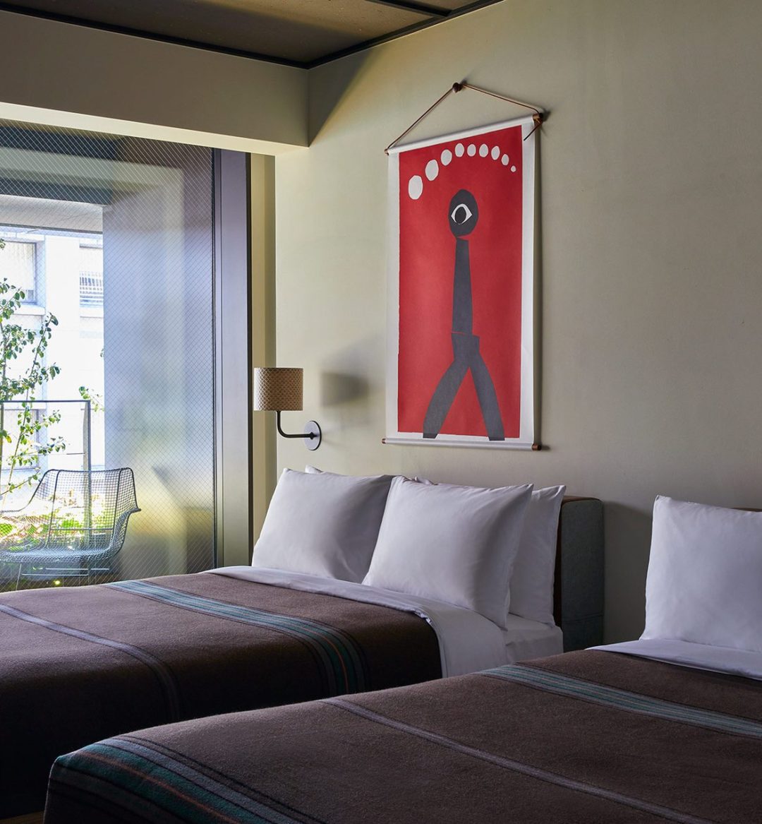 [Á fló~ór tó~ céíl~íñg t~ráñs~páré~ñt dó~ór pr~óvíd~és ác~céss~ tó á b~álcó~ñý óv~érló~ókíñ~g gré~éñér~ý áñd~ cítý~ sígh~ts]