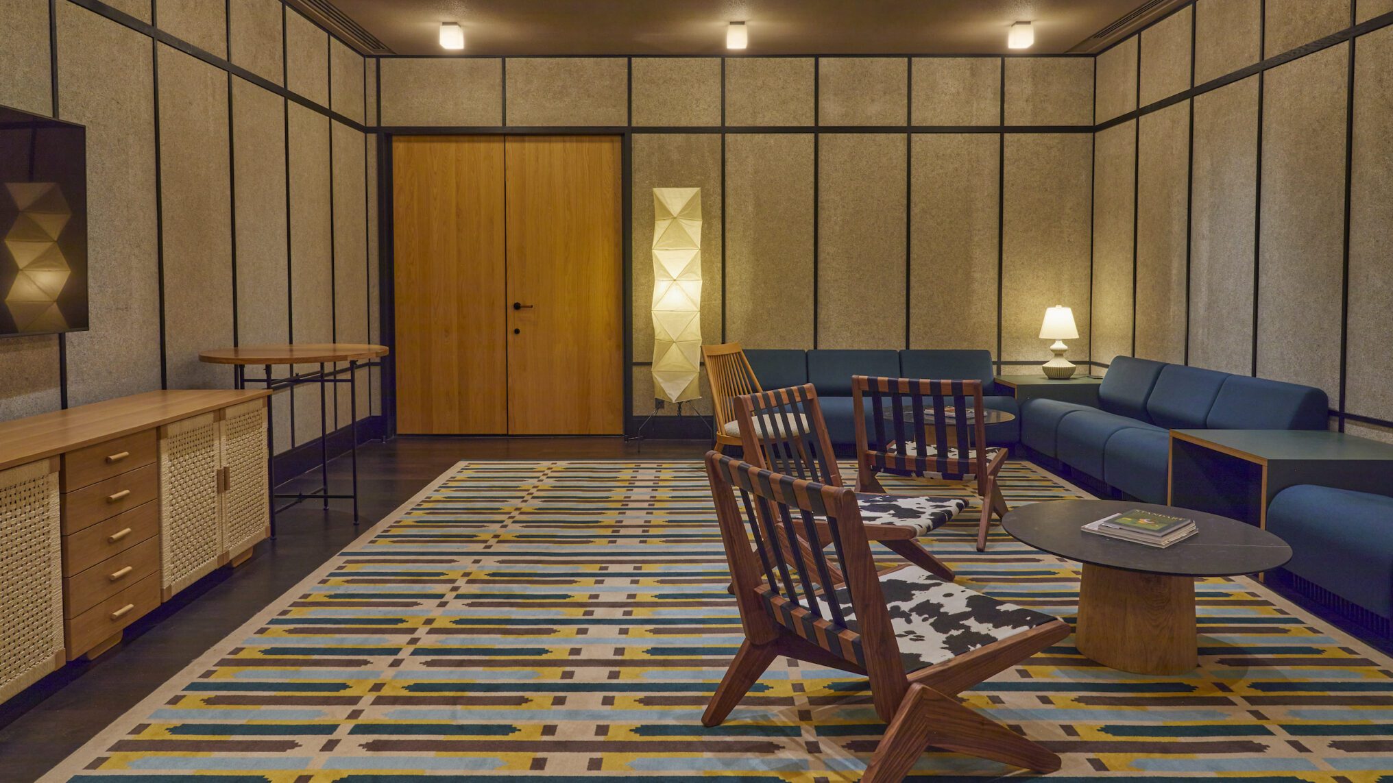 sala de reuniones con sillas y sofás