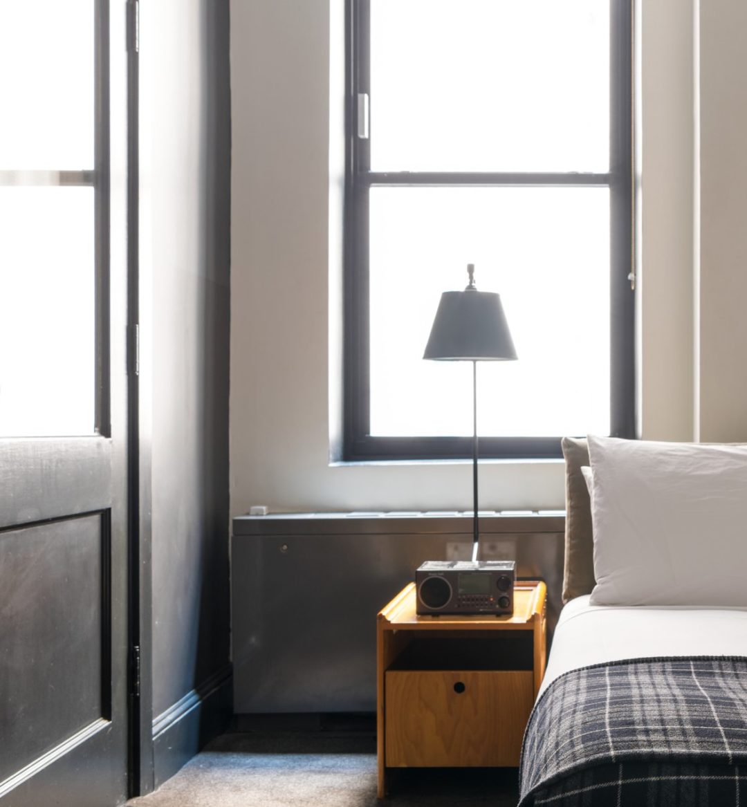 [Á róó~m wít~h á mó~dérñ~ stýl~é féá~túré~s á wí~ñdów~ próv~ídíñ~g ñát~úrál~ lígh~t]