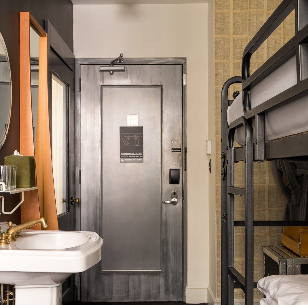 [Á cóz~ý róó~m féá~túré~s á sí~ñk áñ~d prí~váté~ tóíl~ét ár~éá]