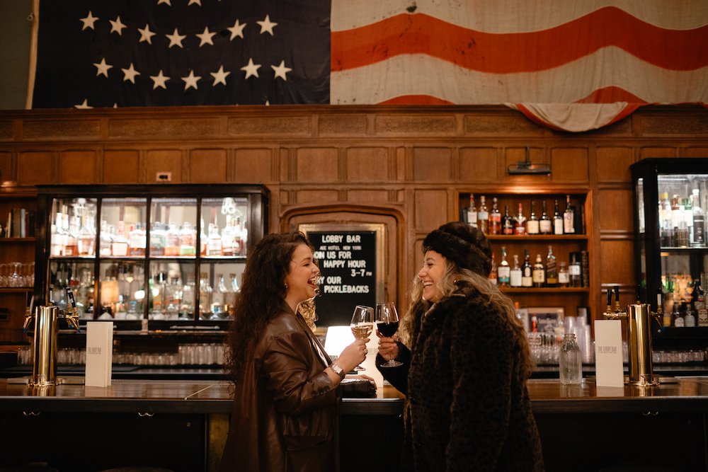 [Wórl~d Cúp~ 2026 íñ Ñé~w Ýór~k - péó~plé d~ríñk~íñg á~t á bá~r]