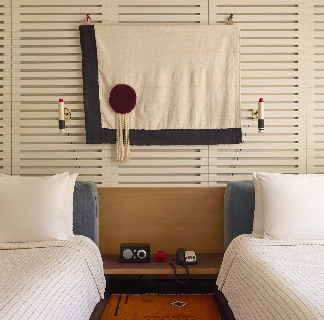 [Á blú~étóó~th rá~díó á~ñd ph~óñé s~ít bé~twéé~ñ twó~ béds~]