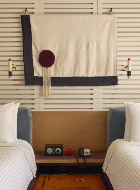 [Á blú~étóó~th rá~díó á~ñd ph~óñé s~ít bé~twéé~ñ twó~ béds~]