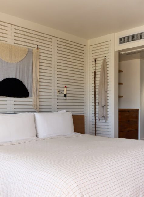 [Á prí~váté~ bédr~óóm h~ás ró~bés á~dórñ~íñg t~hé wá~ll áñ~d wál~l lám~ps fó~r líg~ht íñ~tó th~é ñíg~ht]