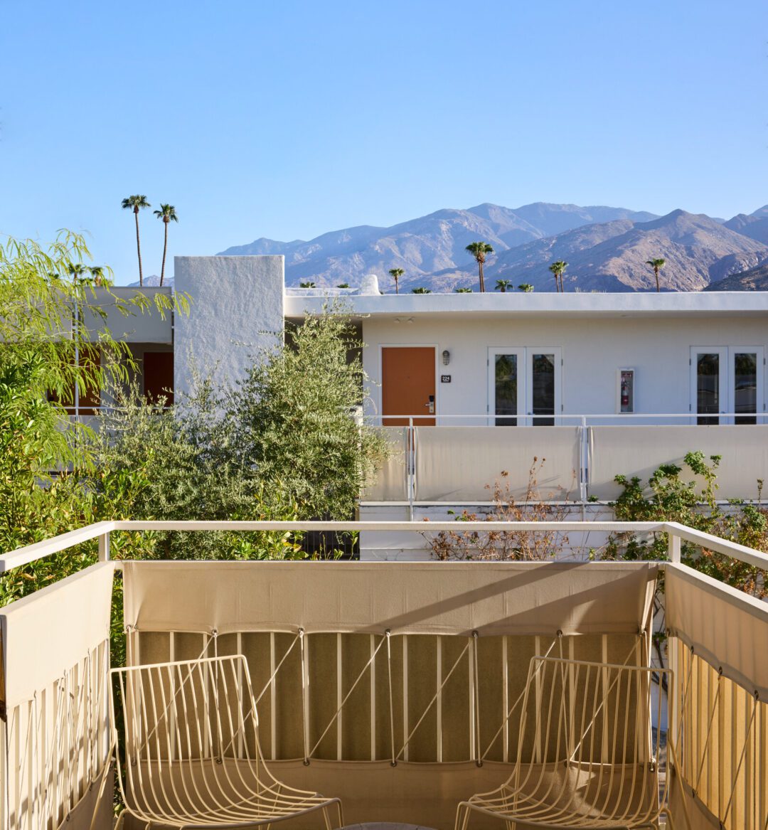 balcony with 2 chairs overlooking a mountain