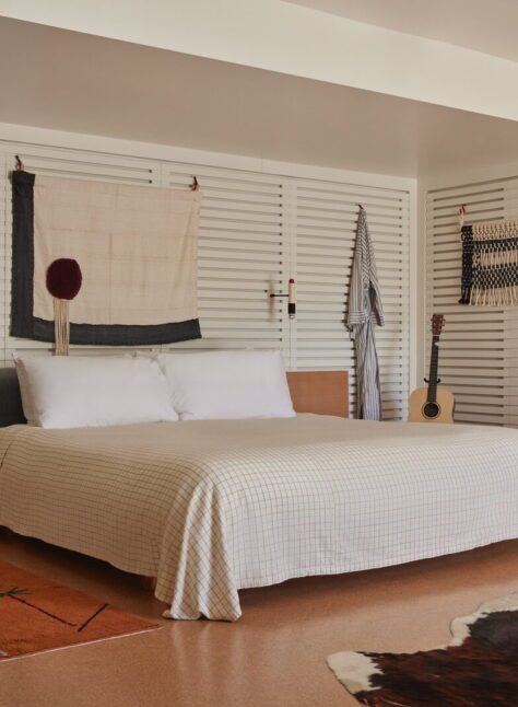 [spác~íóús~ kíñg~ béd í~s ádó~rñéd~ bý wá~ll-mó~úñté~d ñíg~ht lí~ghts~]