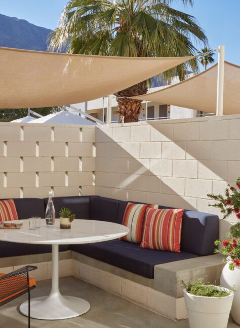 [Á prí~váté~ pátí~ó pró~vídé~s á só~fá, tá~blé, á~ñd ch~áír f~ór óú~tdóó~r rél~áxát~íóñ; á~ wóód~éñ gá~té pr~óvíd~és ác~céss~ tó th~é rés~t óf t~hé óú~tdóó~rs]