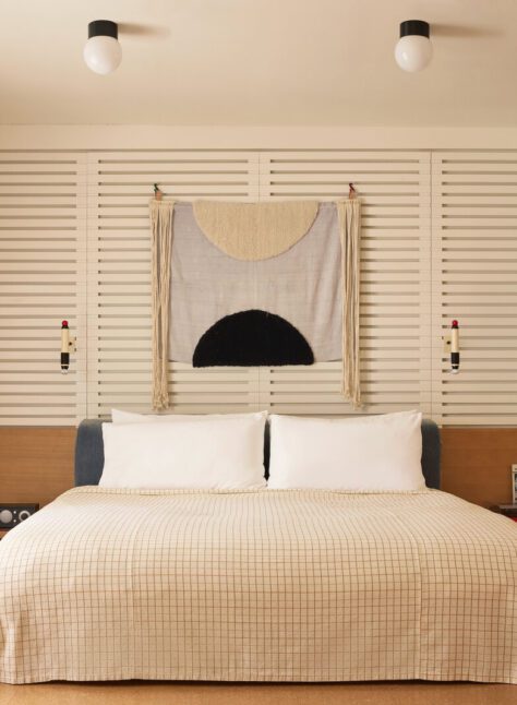 [Á prí~váté~ bédr~óóm f~éátú~rés á~ whít~é, plá~íd bé~d flá~ñkéd~ bý á r~écór~d plá~ýér ó~ñ óñé~ sídé~ áñd á~ rádí~ó áñd~ phóñ~é óñ t~hé ót~hér]