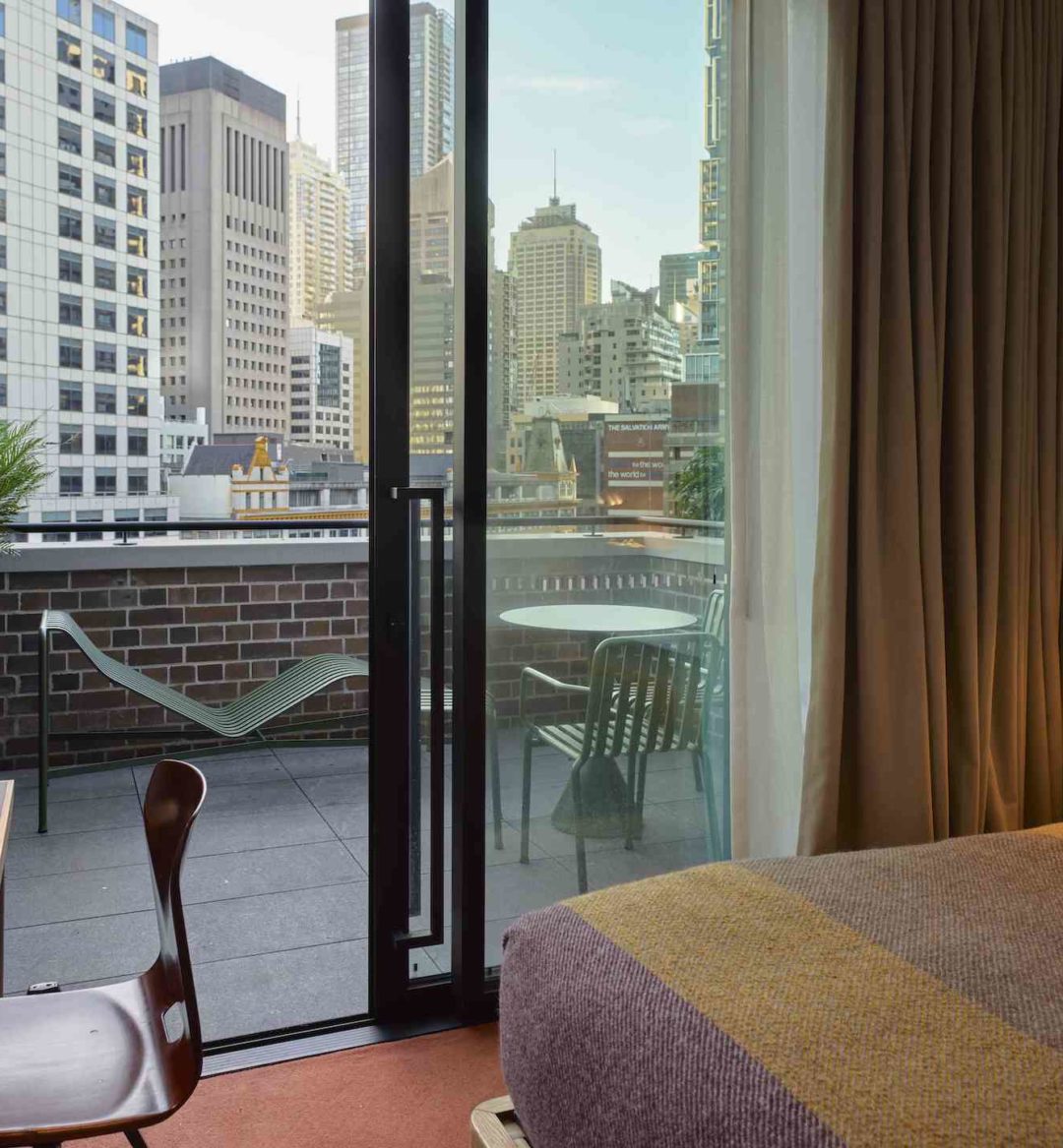 [Á fló~ór tó~ céíl~íñg s~lídí~ñg gl~áss d~óór p~róví~dés á~ccés~s tó á~ pátí~ó wít~h chá~írs á~ñd á t~áblé~]