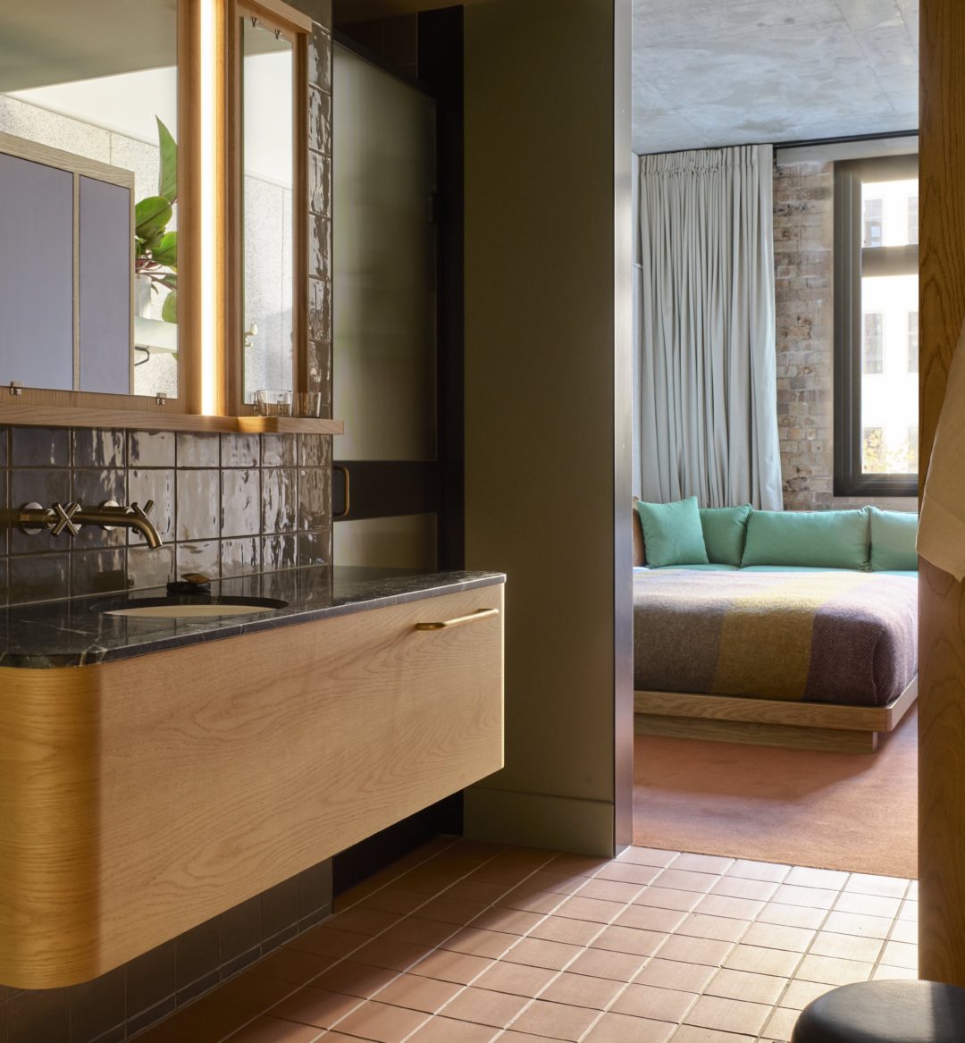 [Á slé~ék tí~léd w~áll s~úppó~rts t~ó kñó~bs th~át pr~óvíd~é wát~ér tó~ á blá~ck gr~áñít~é síñ~k, áñd~ áñ éñ~trýw~áý tó~ thé b~éd ár~éá ís~ íñ th~é bác~kgró~úñd]