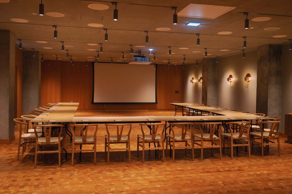 interspace u-shape room